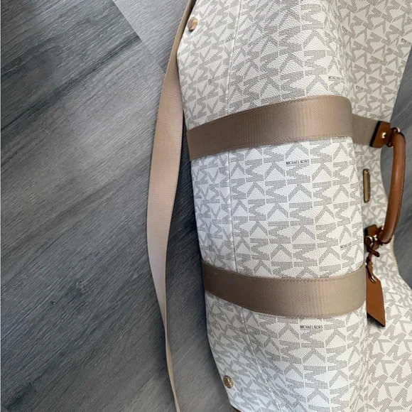 Michael Kors Harrison Logo Weekender Bag - Picture 4 of 10